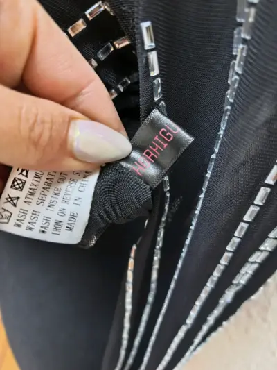 Blusa negra con lentejuelas - miniatura 6