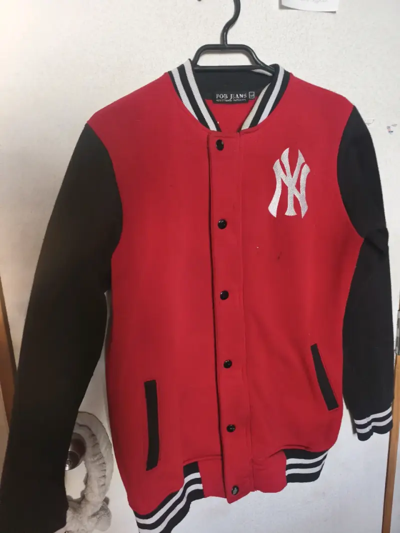 Chaqueta roja y negra