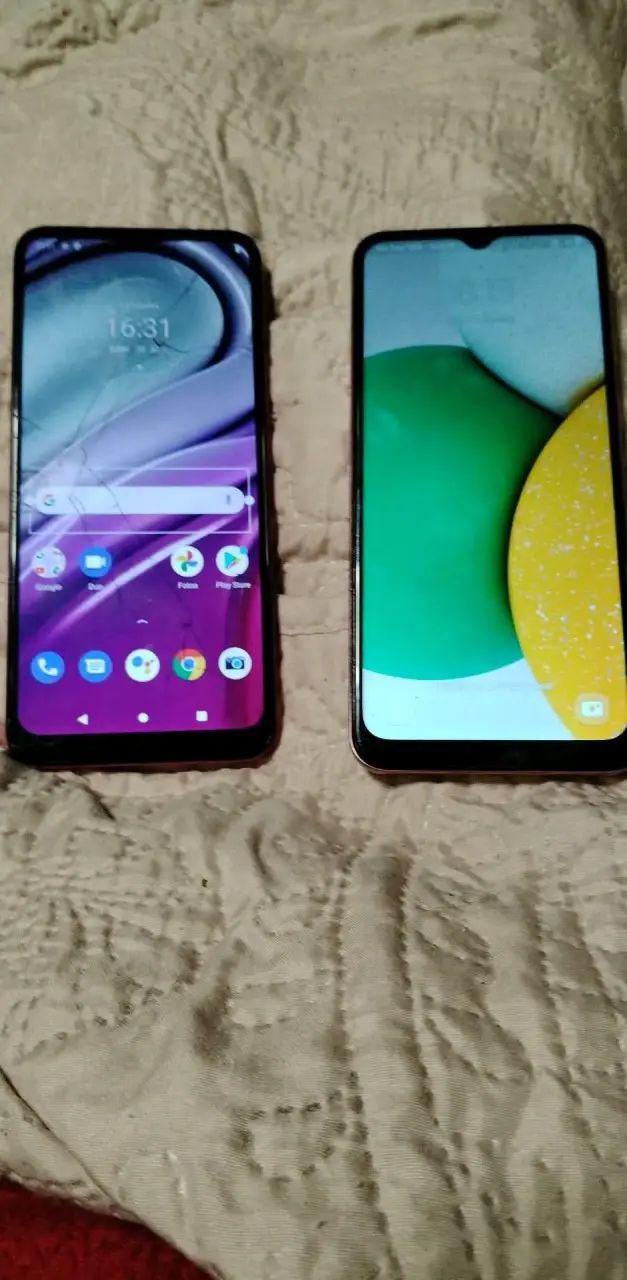 Dos teléfonos móviles usados