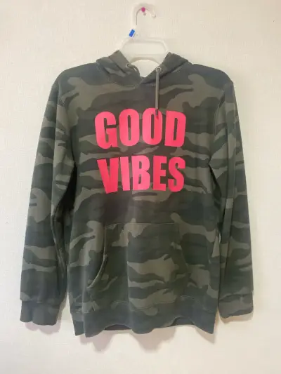 Polerón camuflado estilo 'Good Vibes' - miniatura 1