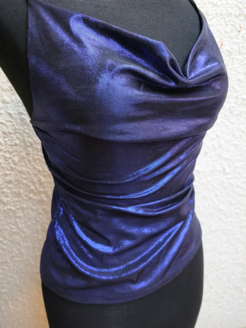 Top satinado azul sin mangas - 3