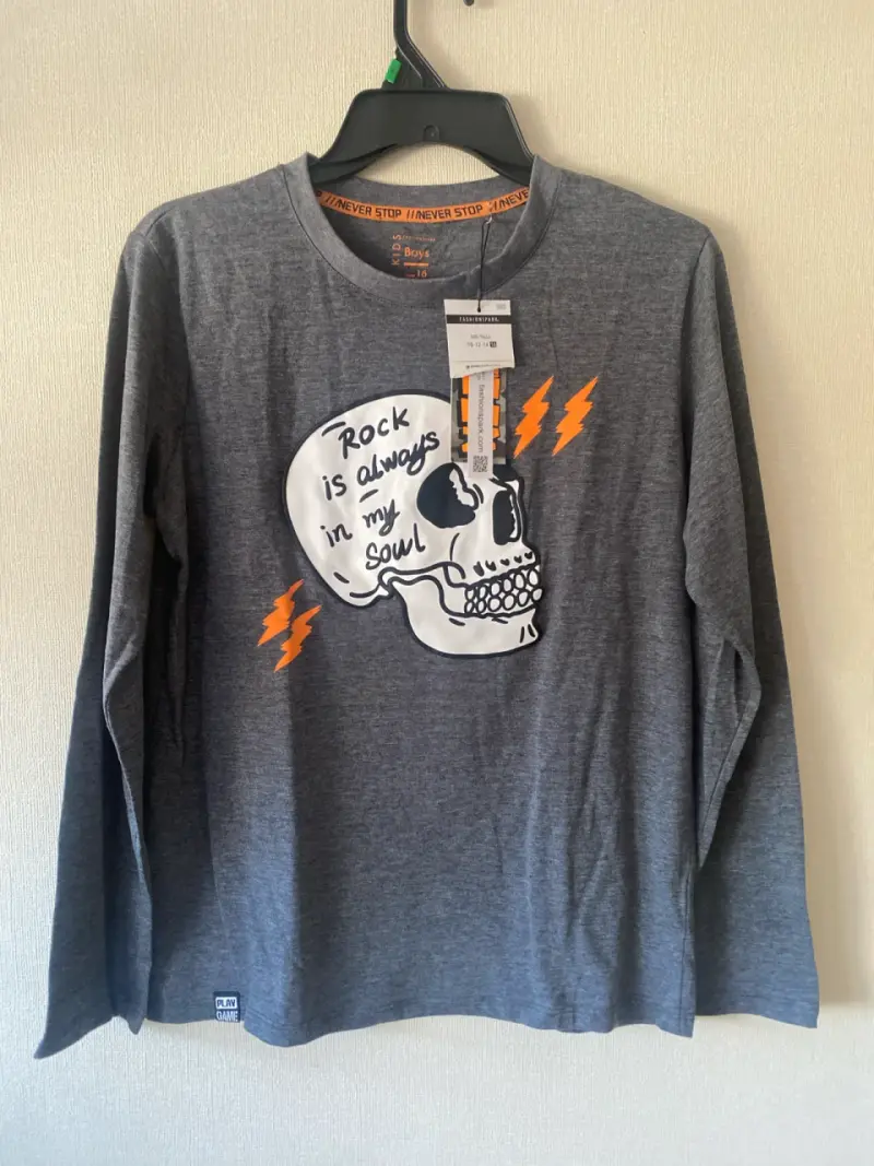 Polera gris con diseño rockero - 1