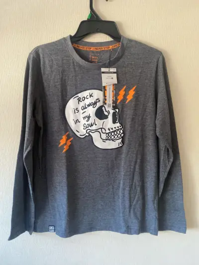 Polera gris con diseño rockero - miniatura 1