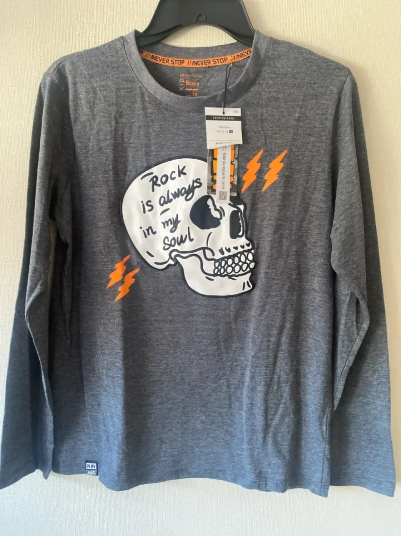 Polera gris con diseño rockero - 2