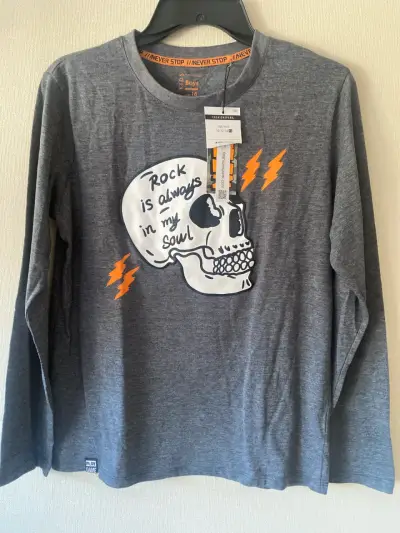 Polera gris con diseño rockero - miniatura 2