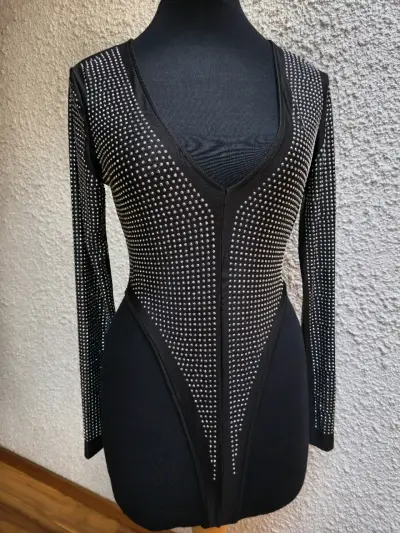 Vestido negro con detalles brillantes - miniatura 1