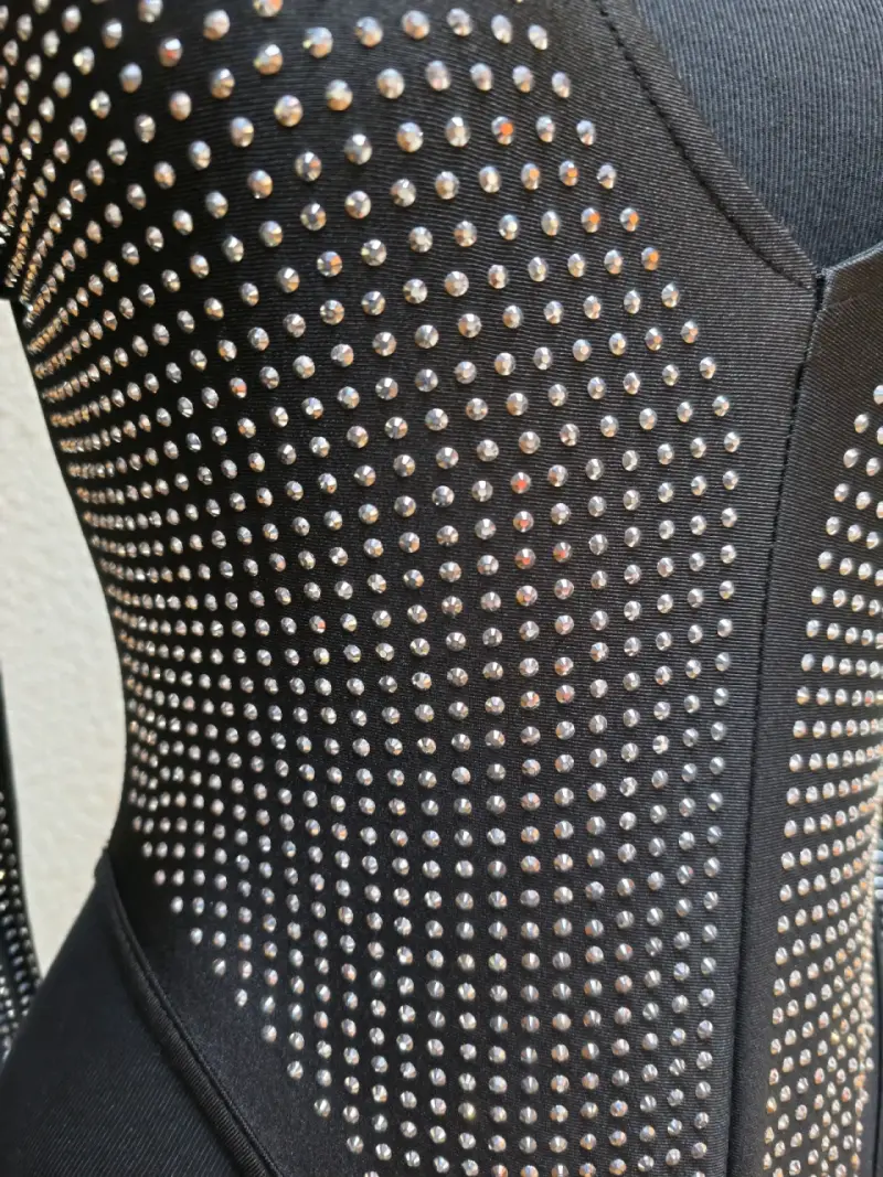 Vestido negro con detalles brillantes - 2