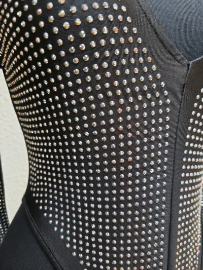 Vestido negro con detalles brillantes - miniatura 2