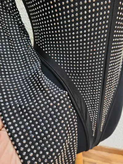 Vestido negro con detalles brillantes - miniatura 3