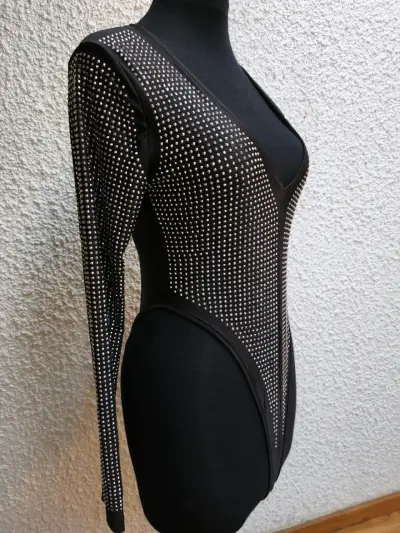 Vestido negro con detalles brillantes - miniatura 4