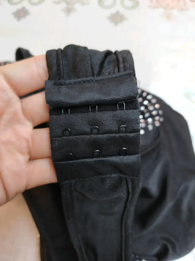 Vestido negro con detalles brillantes - 5