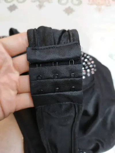 Vestido negro con detalles brillantes - miniatura 5
