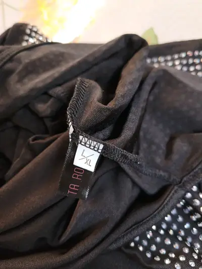 Vestido negro con detalles brillantes - miniatura 6