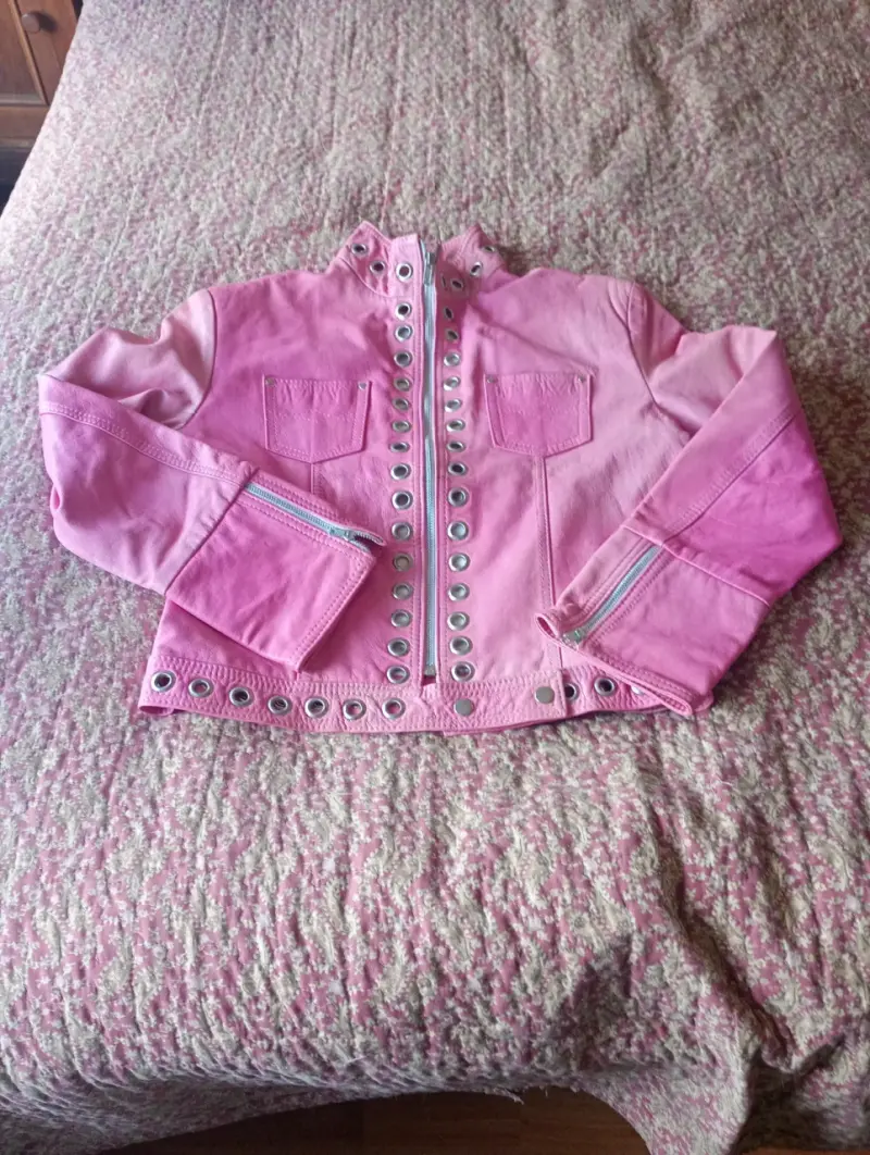 Chaqueta corta rosada con ojalesde cuero - 2