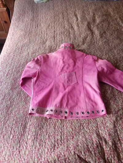 Chaqueta corta rosada con ojalesde cuero - miniatura 3