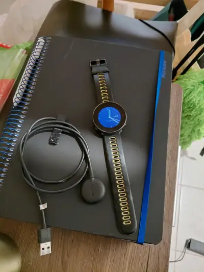 Smartwatch negro con cargador - miniatura 1