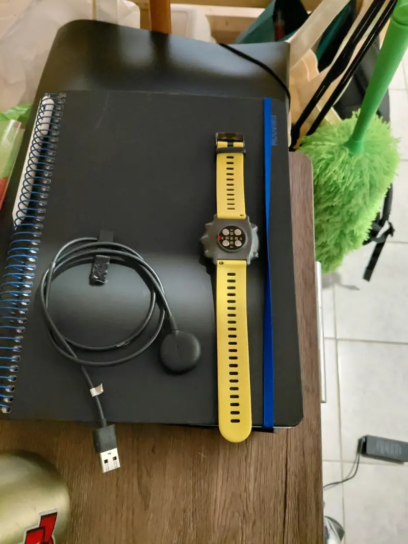 Smartwatch negro con cargador - 2