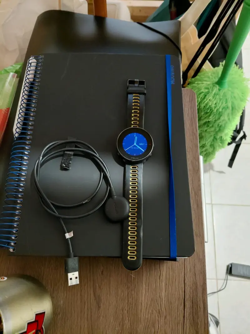 Smartwatch negro con cargador - 4