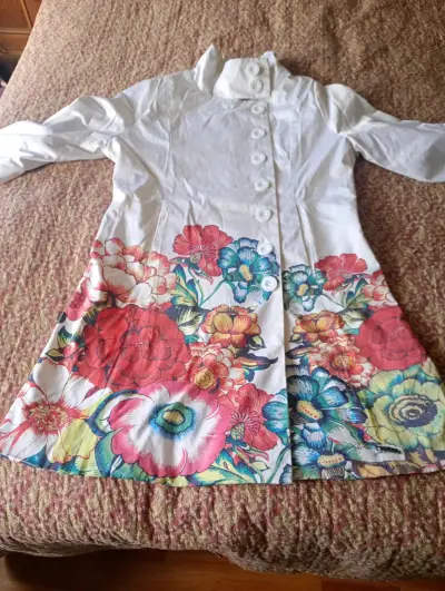 Abrigo blanco florido marca desigual - miniatura 1