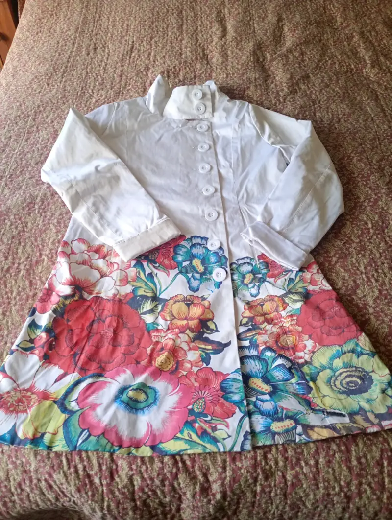 Abrigo blanco florido marca desigual - 2