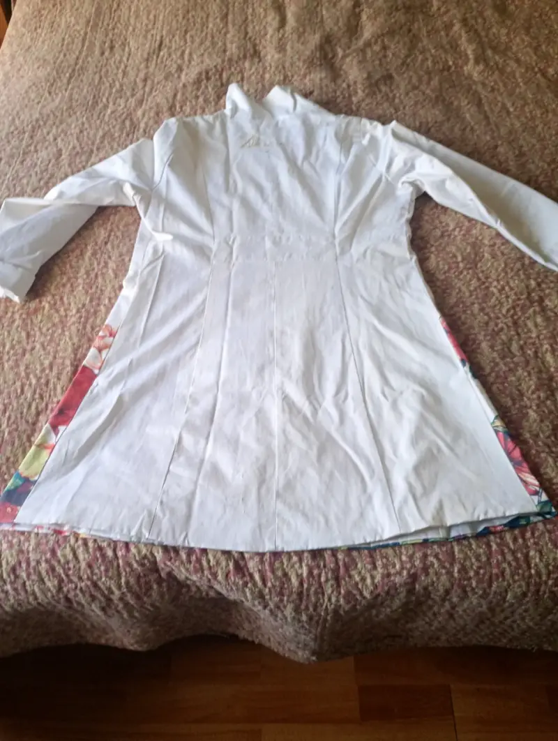 Abrigo blanco florido marca desigual - 4