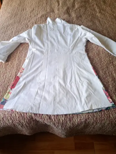 Abrigo blanco florido marca desigual - miniatura 4