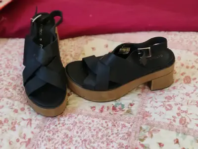 Sandalias negras con plataforma - miniatura 1