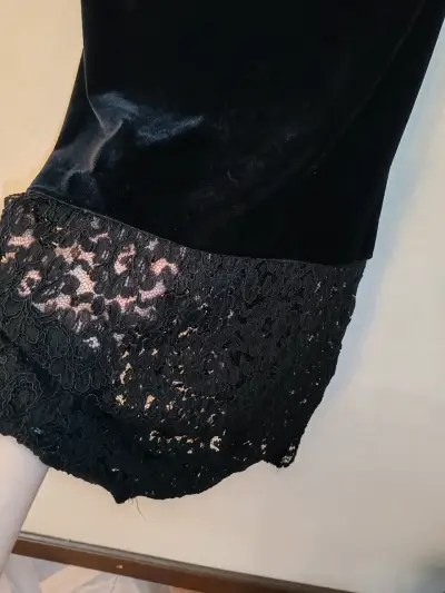 Vestido negro elegante con encaje - miniatura 2