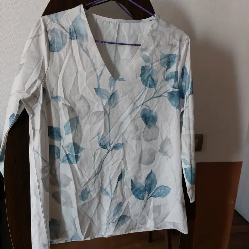 Blusa blanca con estampado floral azul - 1