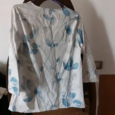 Blusa blanca con estampado floral azul - miniatura 2