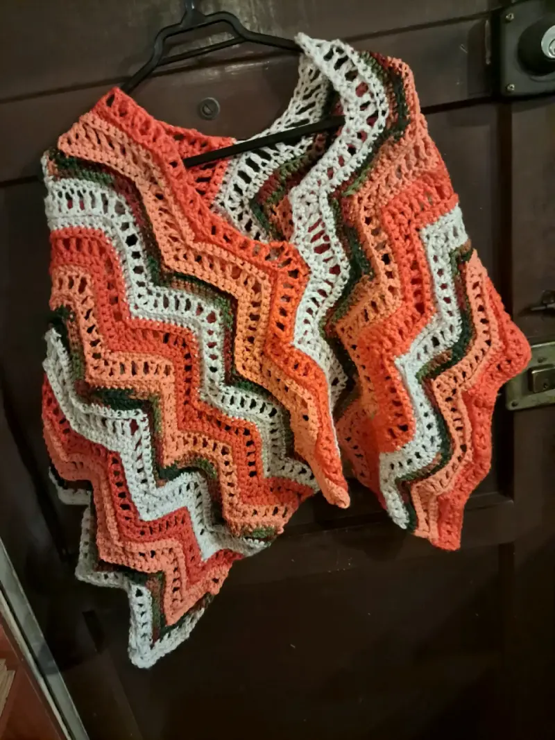 Poncho y tejido a crochet multicol lana reciclada - 1