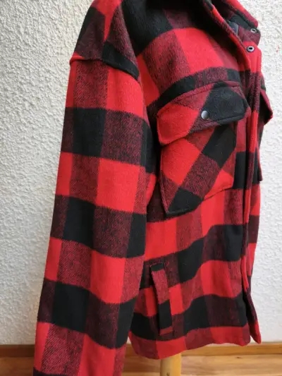 Camisa de franela roja y negra - miniatura 3