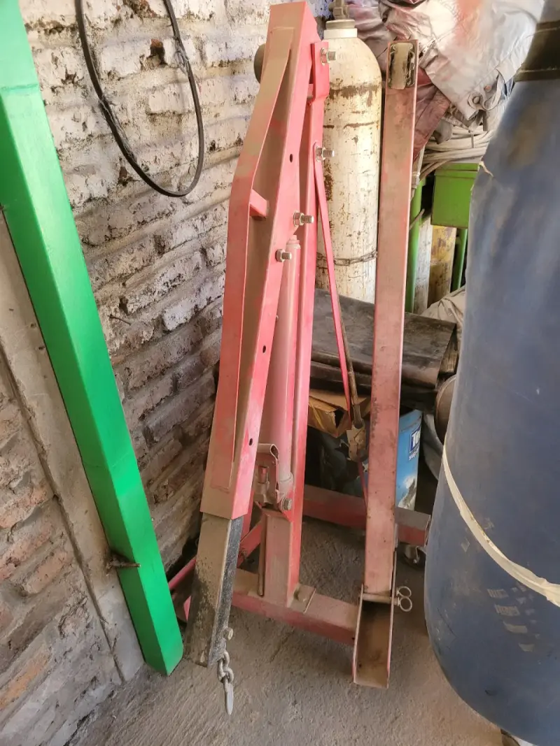 Grúa hidráulica móvil roja