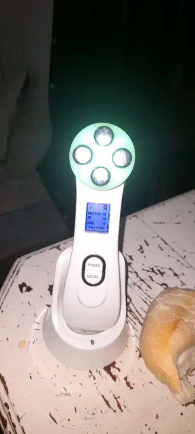 Dispositivo de terapia LED facial - miniatura 1