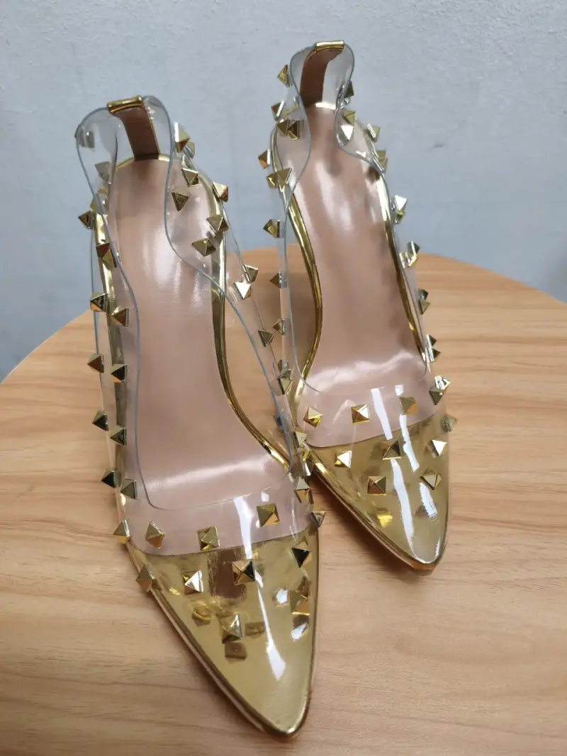 Tacones dorados con tachas - 1