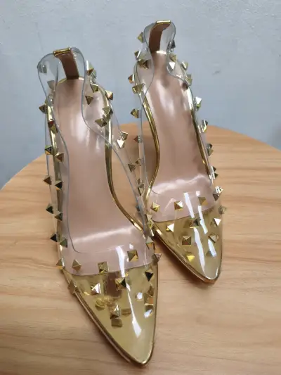 Tacones dorados con tachas - miniatura 1
