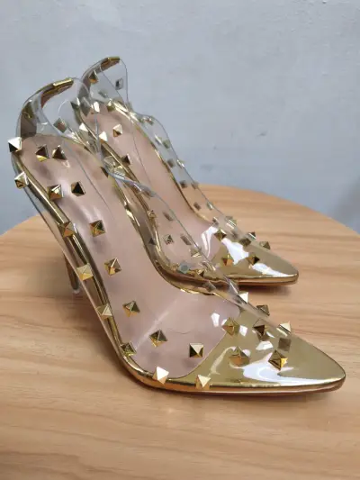 Tacones dorados con tachas - miniatura 2