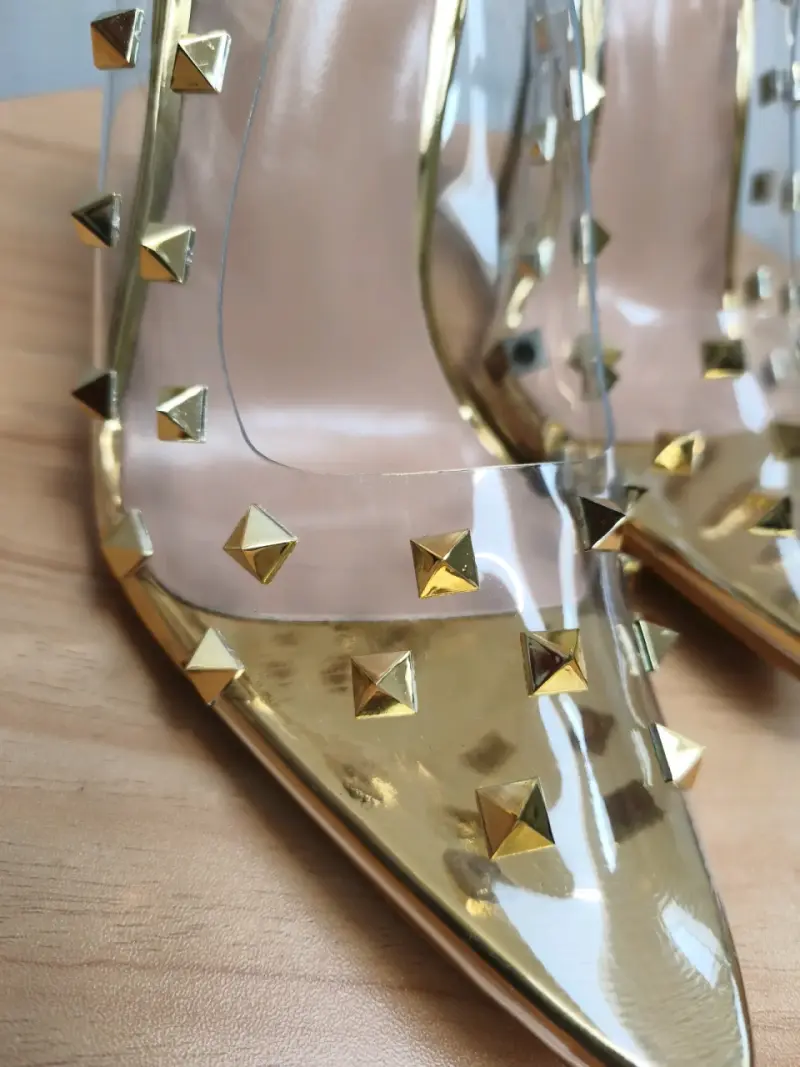 Tacones dorados con tachas - 3