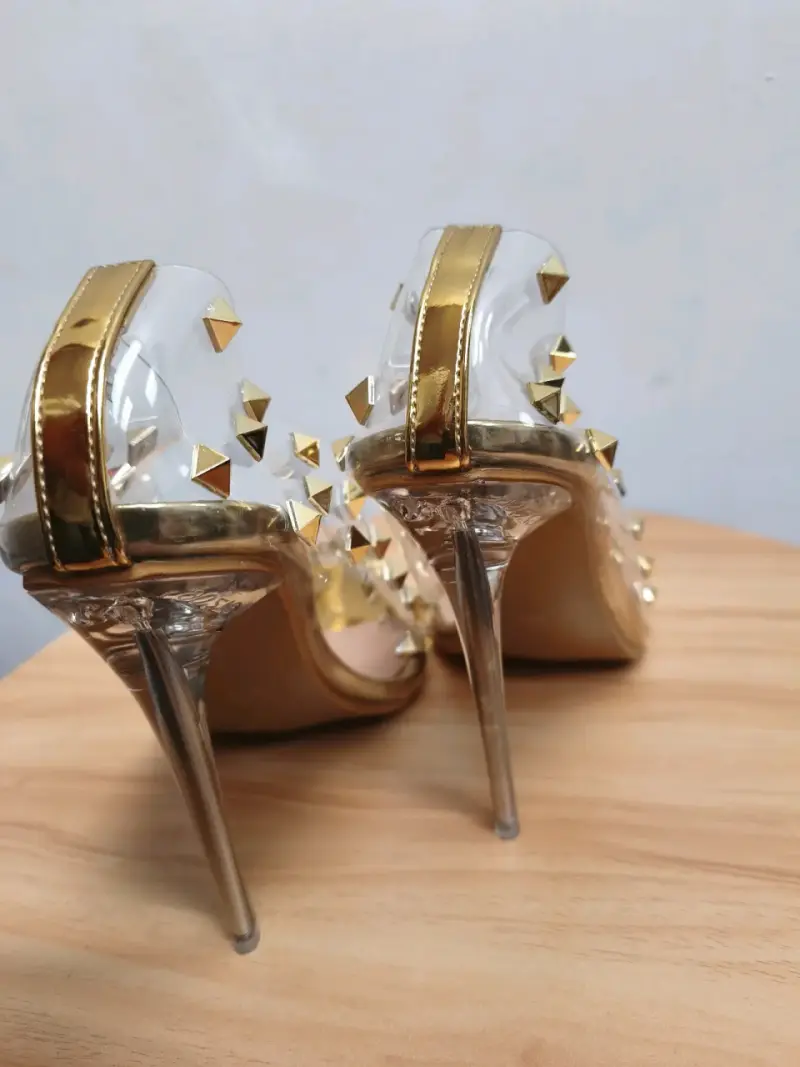 Tacones dorados con tachas - 4