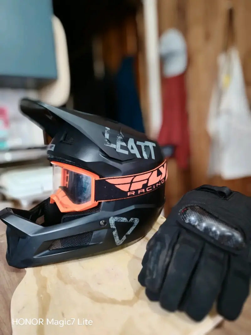 Casco enduro y motocross Leatt negro - 1