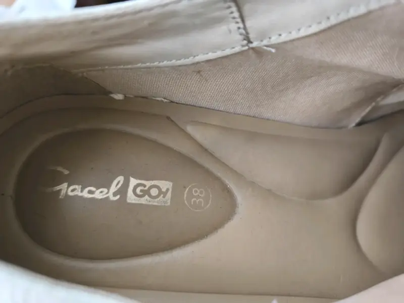 Zapatos beige con textura - 2
