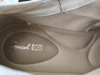 Zapatos beige con textura - miniatura 2