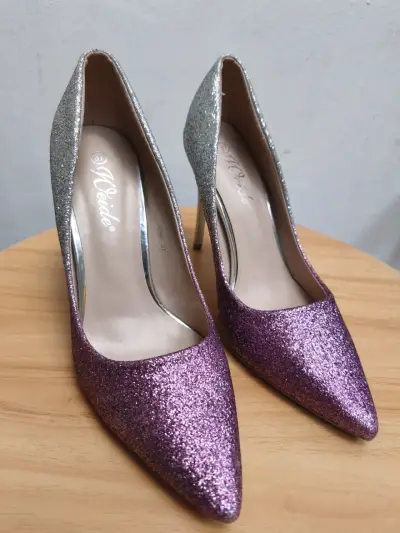 Tacones brillantes plateados y morados - miniatura 1