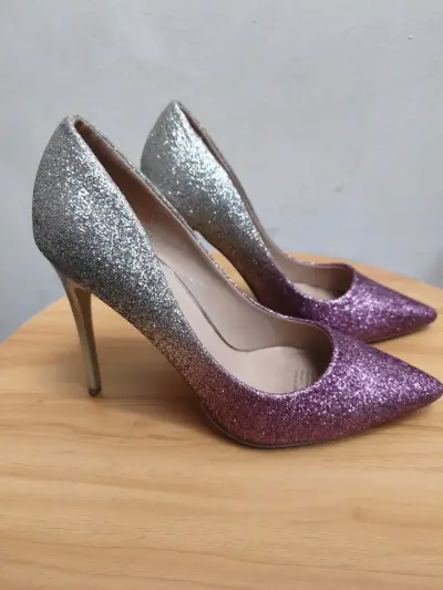 Tacones brillantes plateados y morados - miniatura 2