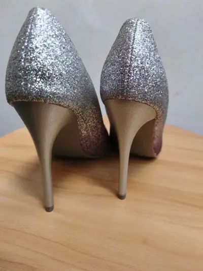 Tacones brillantes plateados y morados - miniatura 3