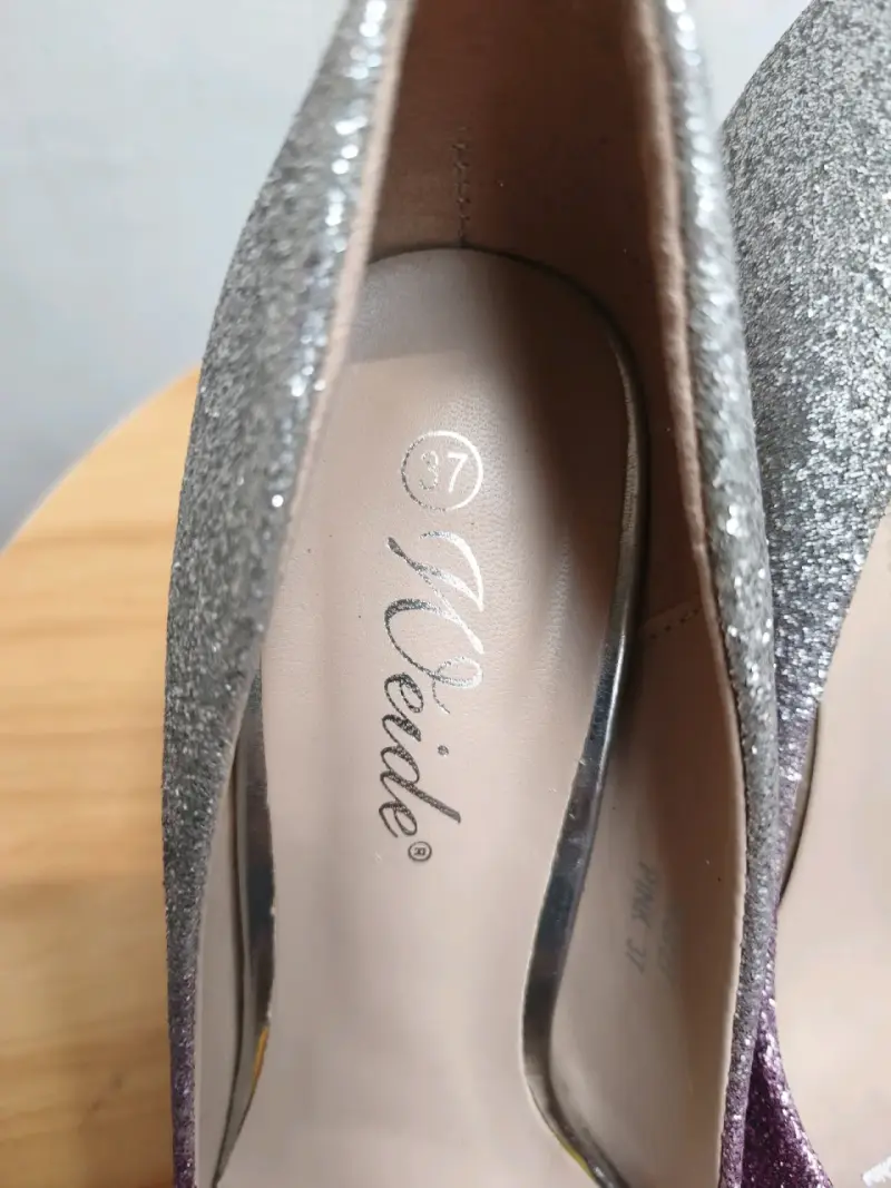 Tacones brillantes plateados y morados - 4