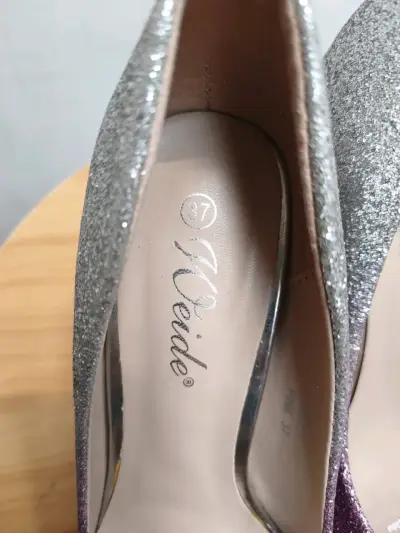 Tacones brillantes plateados y morados - miniatura 4