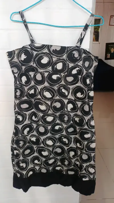 Vestido floral azul sin mangas - miniatura 4