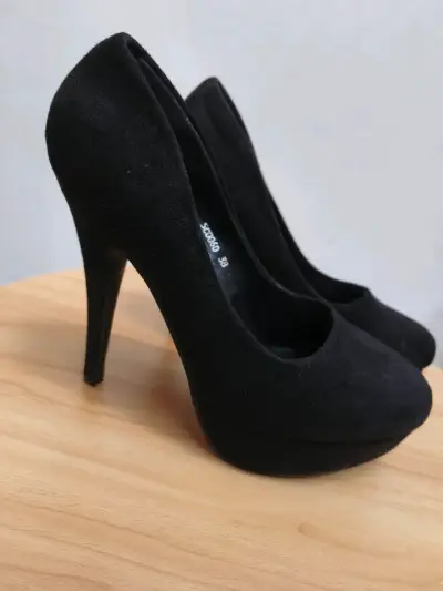Tacones negros clásicos - miniatura 1