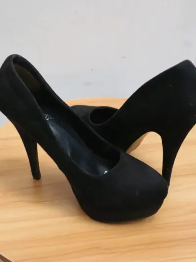 Tacones negros clásicos - miniatura 3